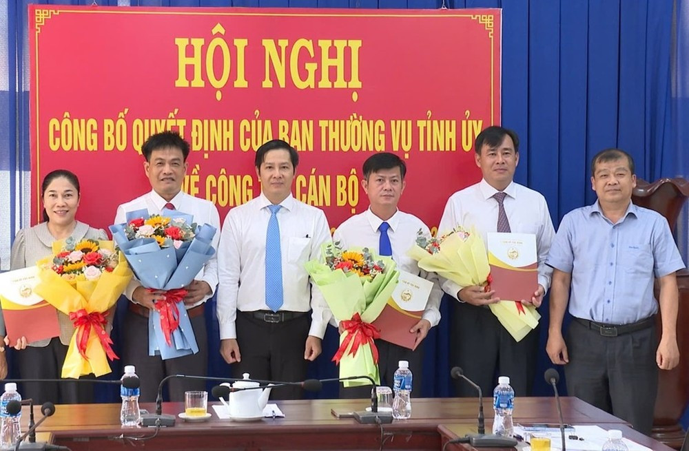 Tân Phó Trưởng Ban Tuyên giáo Tỉnh ủy Tây Ninh Thành Từ Dũ (thứ 2 trái sang). Tân Phó Trưởng Ban Tuyên giáo Tỉnh ủy Tây Ninh Thành Từ Dũ (thứ 2 trái sang).