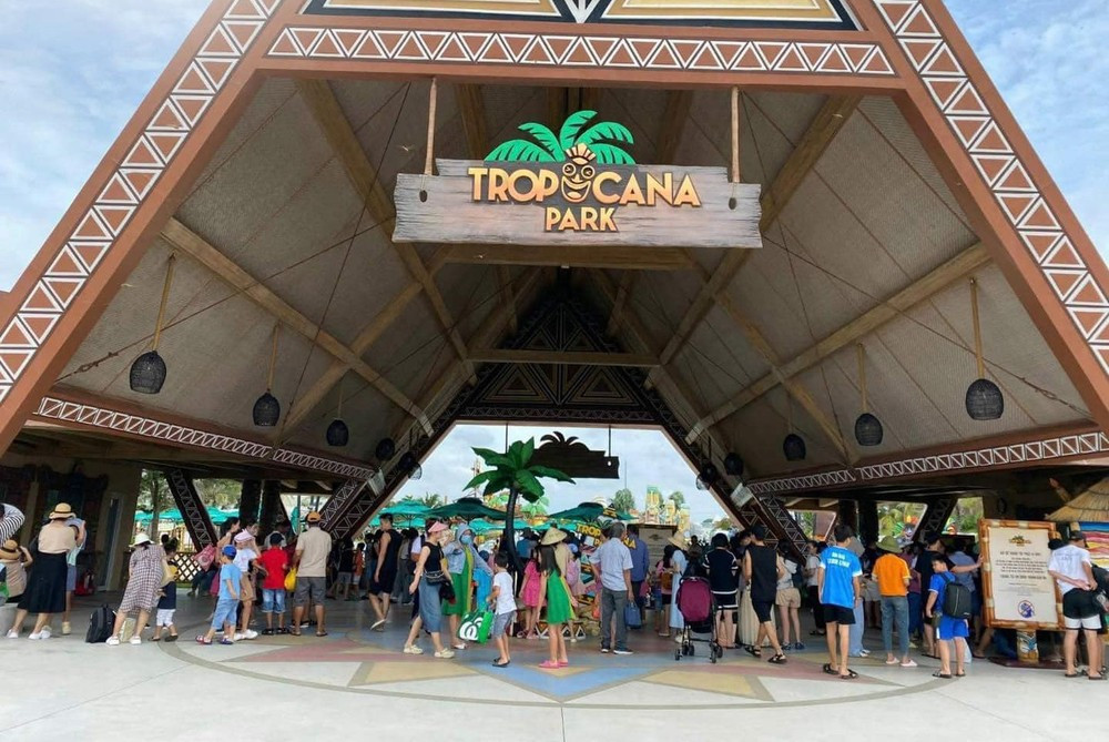 Đông đảo du lịch tham quan tại Hồ Tràm, huyện Xuyên Mộc (tỉnh Bà Rịa - Vũng Tàu) Đông đảo du lịch tham quan tại Hồ Tràm, huyện Xuyên Mộc (tỉnh Bà Rịa - Vũng Tàu)