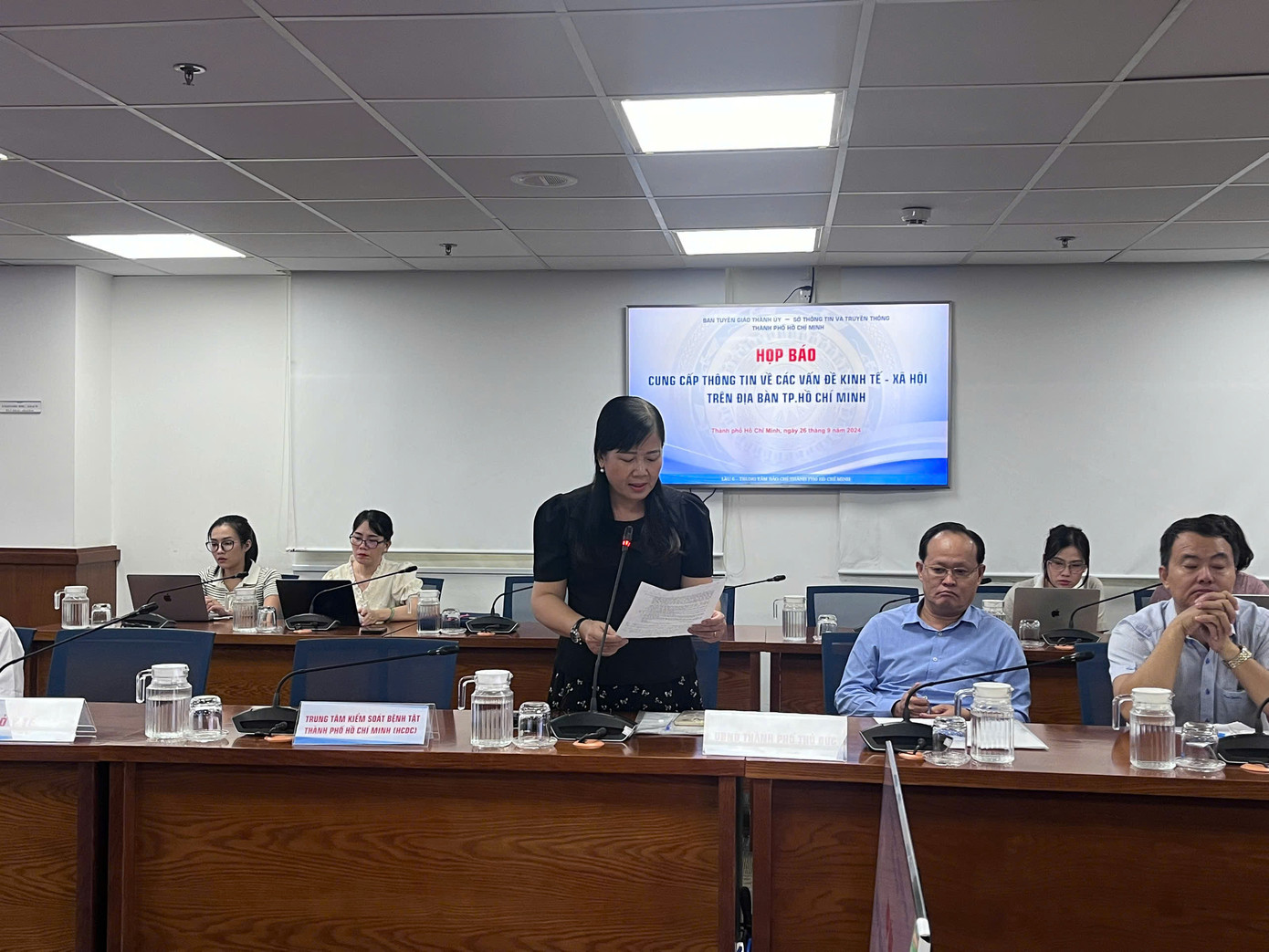 Bà Nguyễn Thị Thu Hiền, Phó phòng Giáo dục và Đào tạo (GD&amp;ĐT) TP Thủ Đức trả lời báo chí chiều 26/9. Ảnh: Nhàn Lê