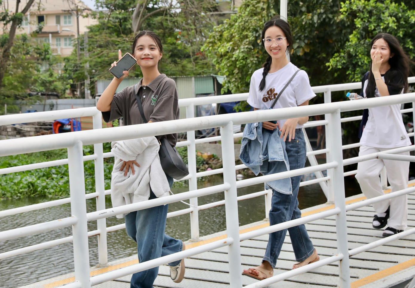 Thời tiết TPHCM mát mẻ khiến các bạn sinh viên thêm hào hứng. Thời tiết TPHCM mát mẻ khiến các bạn sinh viên thêm hào hứng.