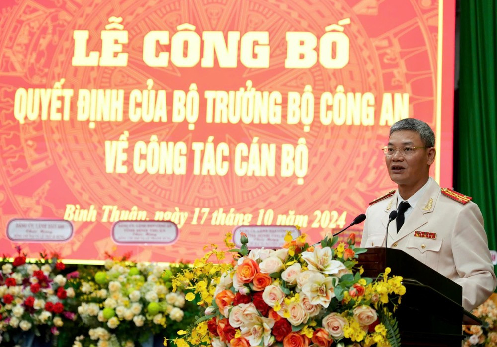 Đại tá Nguyễn Anh Tuấn, tân Phó Giám đốc Công an Bình Thuận phát biểu nhận nhiệm vụ. Đại tá Nguyễn Anh Tuấn, tân Phó Giám đốc Công an Bình Thuận phát biểu nhận nhiệm vụ.