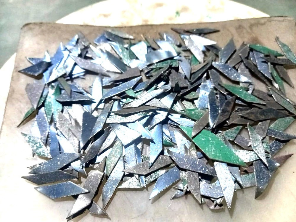 Những miếng thép hình thoi khi lốp xe cán trúng phải thay, không thể vá Những miếng thép hình thoi khi lốp xe cán trúng phải thay, không thể vá