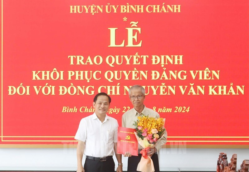 Phó Bí thư Thường trực Huyện ủy, Chủ tịch HĐND huyện Bình Chánh Phạm Văn Lũy trao quyết định khôi phục quyền đảng viên cho ông Nguyễn Văn Khẩn. Ảnh: Thành ủy TPHCM. Phó Bí thư Thường trực Huyện ủy, Chủ tịch HĐND huyện Bình Chánh Phạm Văn Lũy trao quyết định khôi phục quyền đảng viên cho ông Nguyễn Văn Khẩn. Ảnh: Thành ủy TPHCM.