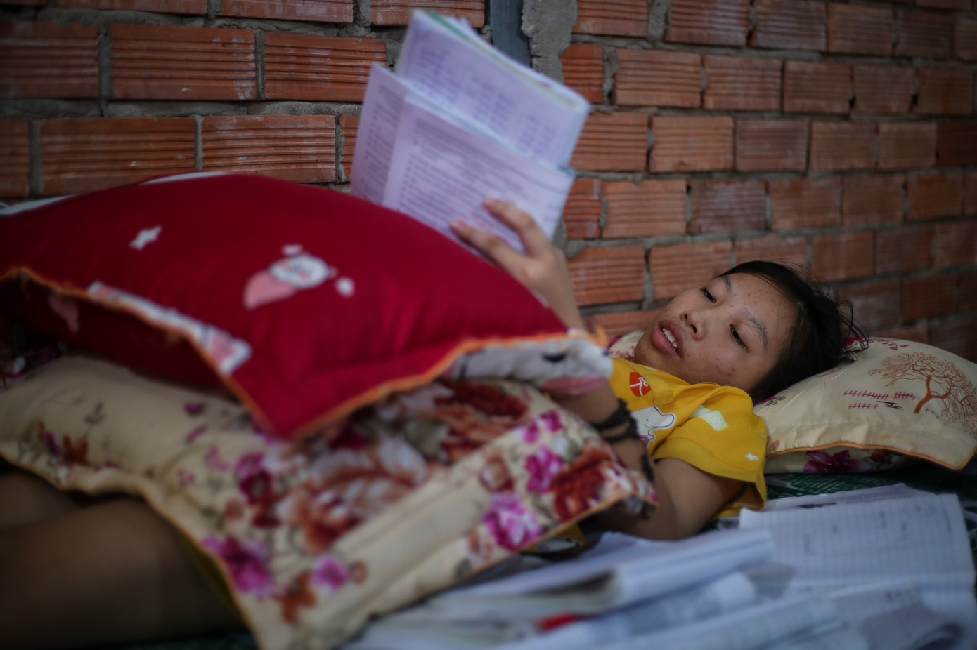 Nhi miệt mài ôn bài trước ngày thi. Ảnh: Nhàn Lê Nhi miệt mài ôn bài trước ngày thi. Ảnh: Nhàn Lê