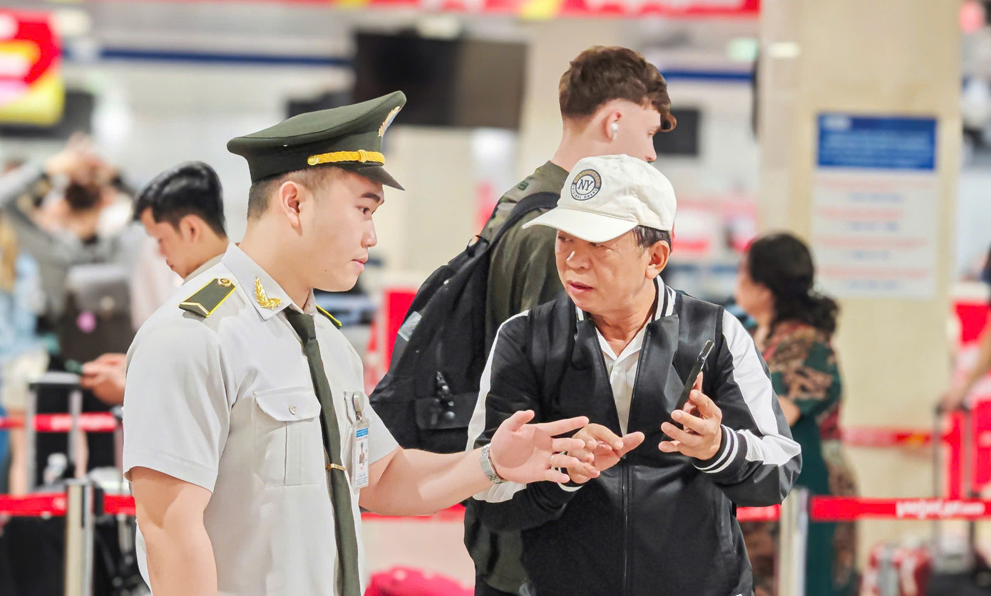 Trong những ngày cao điểm, lực lượng Đoàn viên Đoàn thanh niên Cảng hàng không quốc tế Tân Sơn Nhất và Đoàn thanh niên Học viện hàng không Việt Nam sẽ hỗ trợ hành khách tại khu vực an ninh soi chiếu và sảnh công cộng nhà ga quốc nội trong khung giờ cao điểm từ 5h đến 9h.