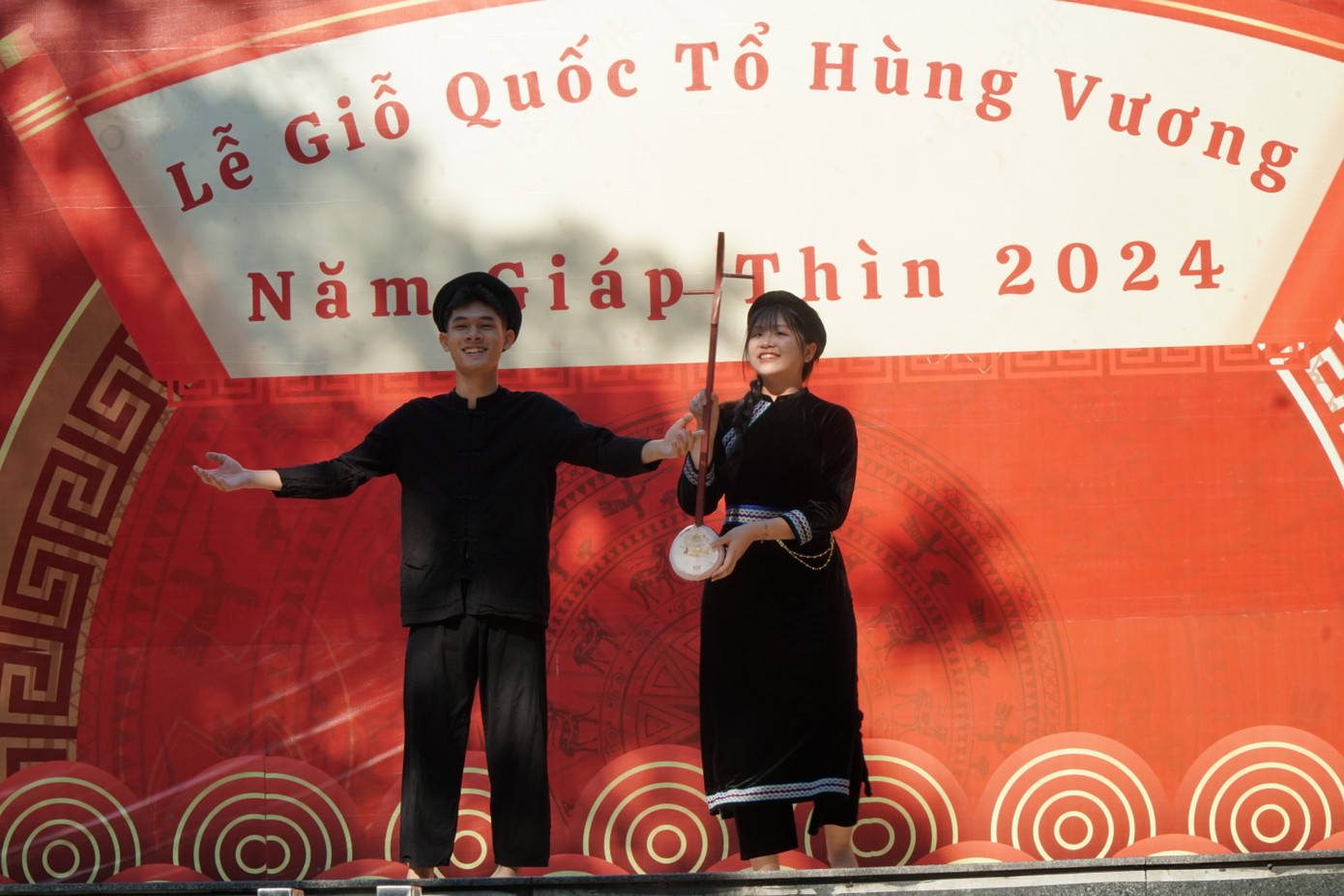 Ngoài trò chơi cờ người, nhà trường còn tổ chức biểu diễn trang phục dân tộc do chính học sinh thể hiện.