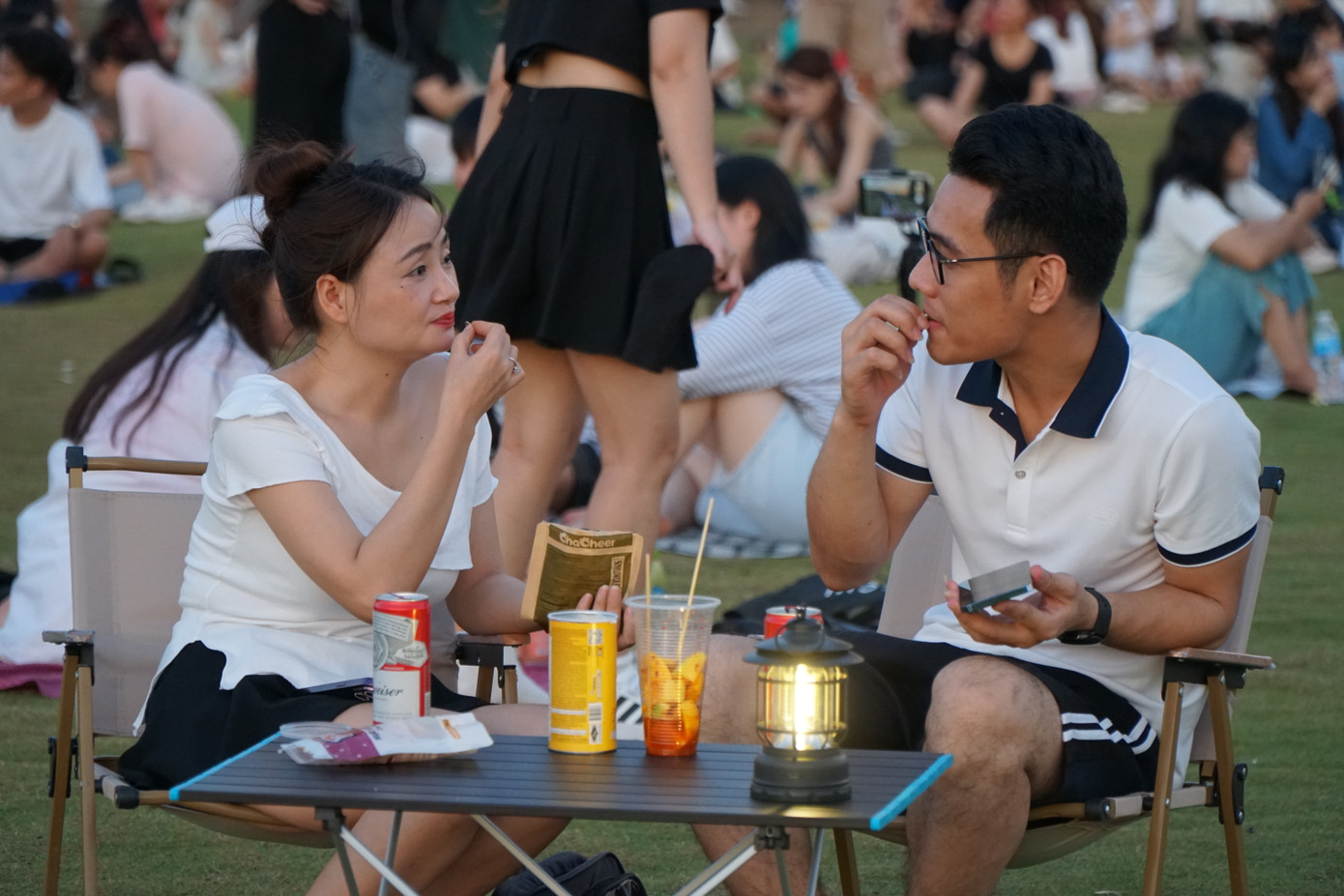 Một số người còn đem cả bàn, ghế để thoải mái ngồi ngắm cảnh.