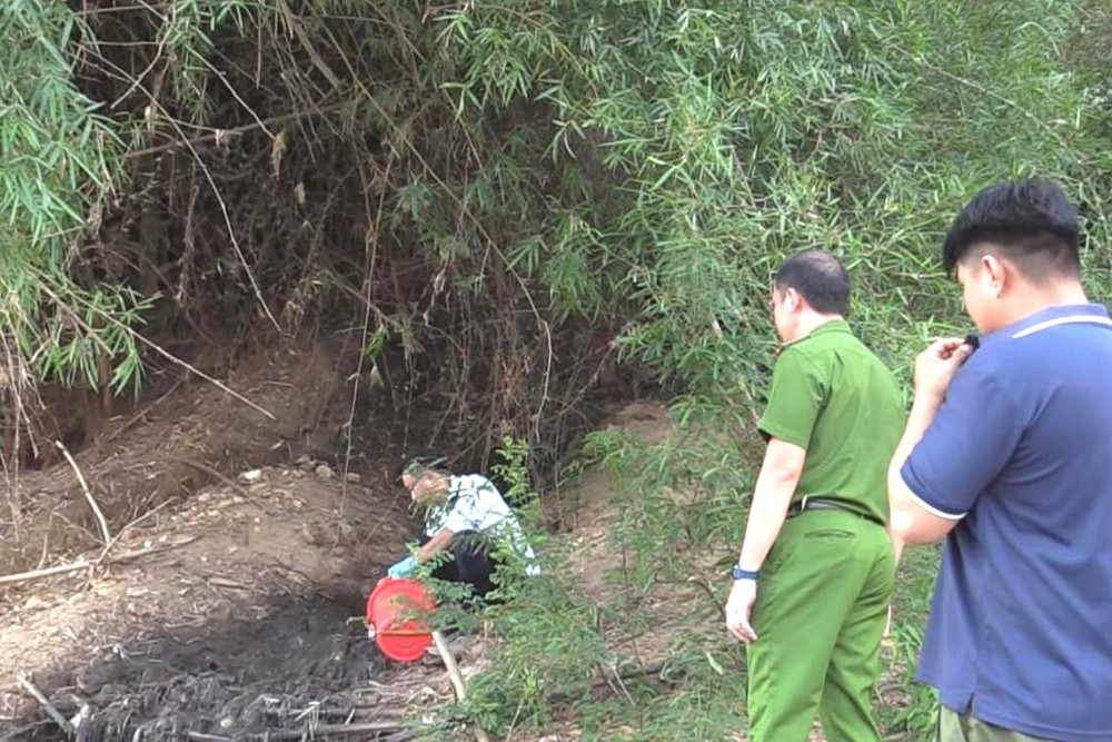 Cơ quan chức năng lấy mẫu để kiểm tra.