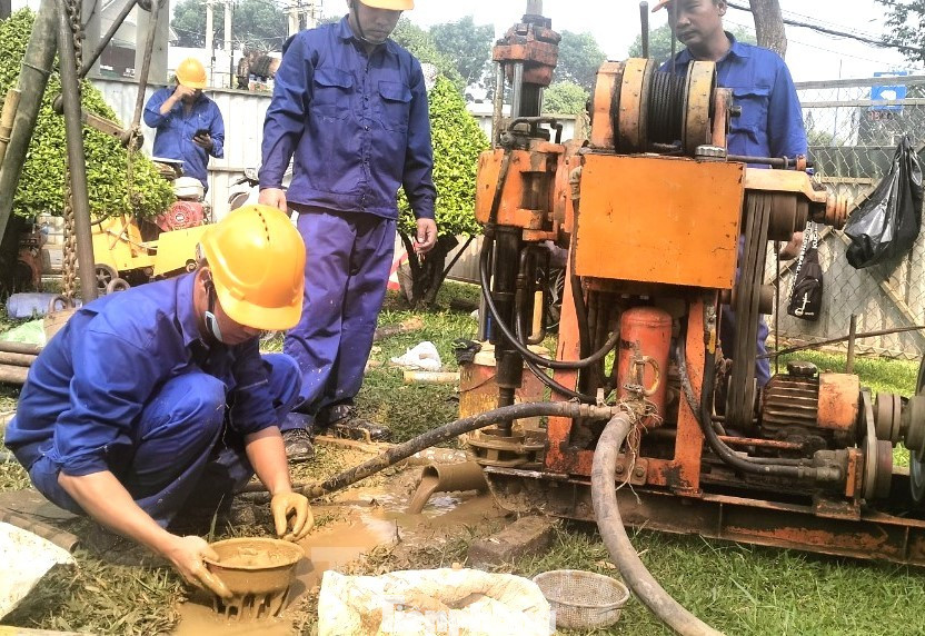 Các kỹ sư khoan khảo sát lấy mẫu tại khu vực xây dựng hầm chui