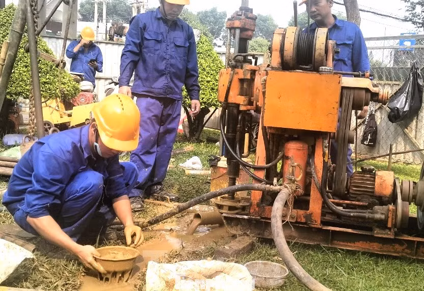 Các kỹ sư khoan khảo sát lấy mẫu tại khu vực xây dựng hầm chui