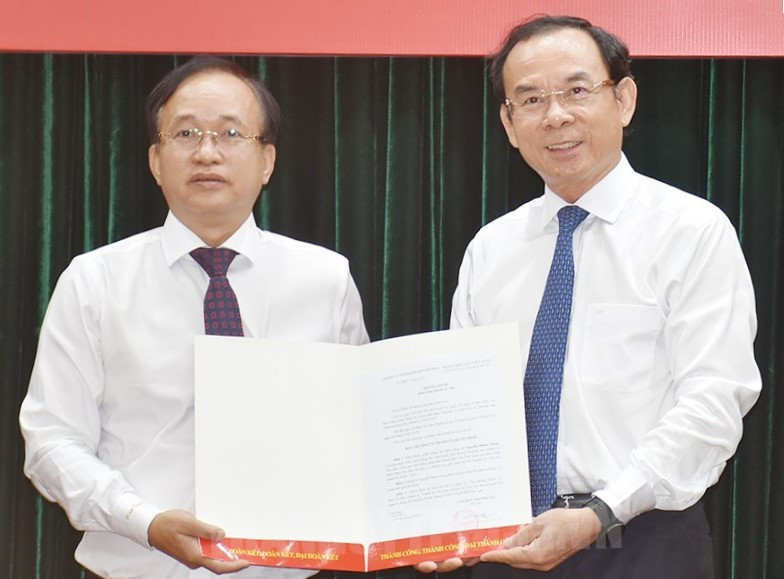Bí thư Thành ủy TPHCM Nguyễn Văn Nên (bìa phải) trao quyết định cho ông Nguyễn Phước Hưng. Ảnh: Thành ủy TPHCM. Bí thư Thành ủy TPHCM Nguyễn Văn Nên (bìa phải) trao quyết định cho ông Nguyễn Phước Hưng. Ảnh: Thành ủy TPHCM.