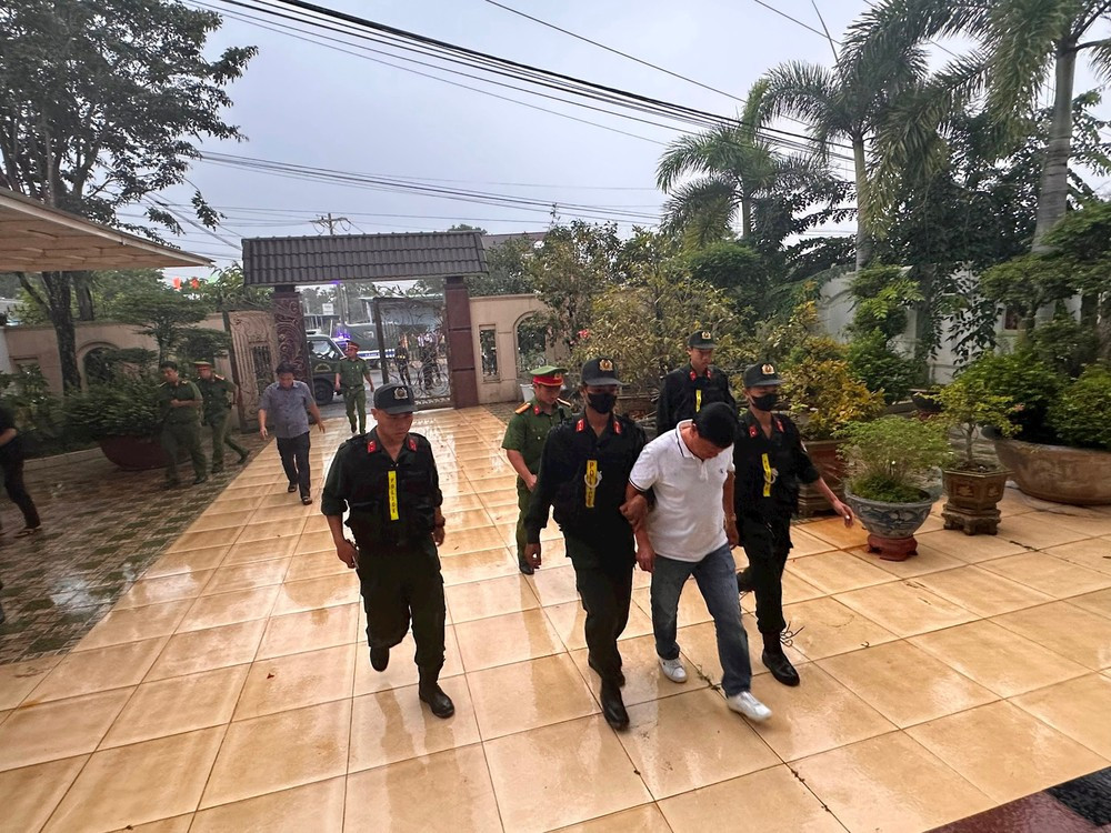 Lực lượng chức năng đưa Trần Văn Thuận về nhà để tiến hành khám xét. Ảnh: Báo Bình Thuận. Lực lượng chức năng đưa Trần Văn Thuận về nhà để tiến hành khám xét. Ảnh: Báo Bình Thuận.