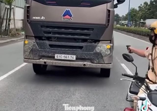 Sau khi CSGT dùng súng thị uy, tài xế mới chịu dừng xe lại. Ảnh: Cắt từ clip