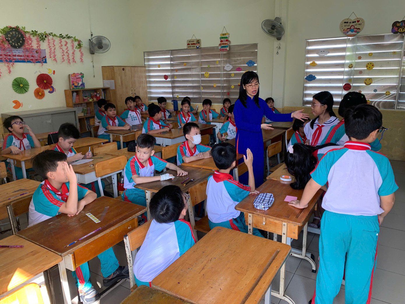 Học sinh lớp 4/3 Trường tiểu học Chương Dương trong sáng 1/10. Ảnh: V.Đ. Học sinh lớp 4/3 Trường tiểu học Chương Dương trong sáng 1/10. Ảnh: V.Đ.