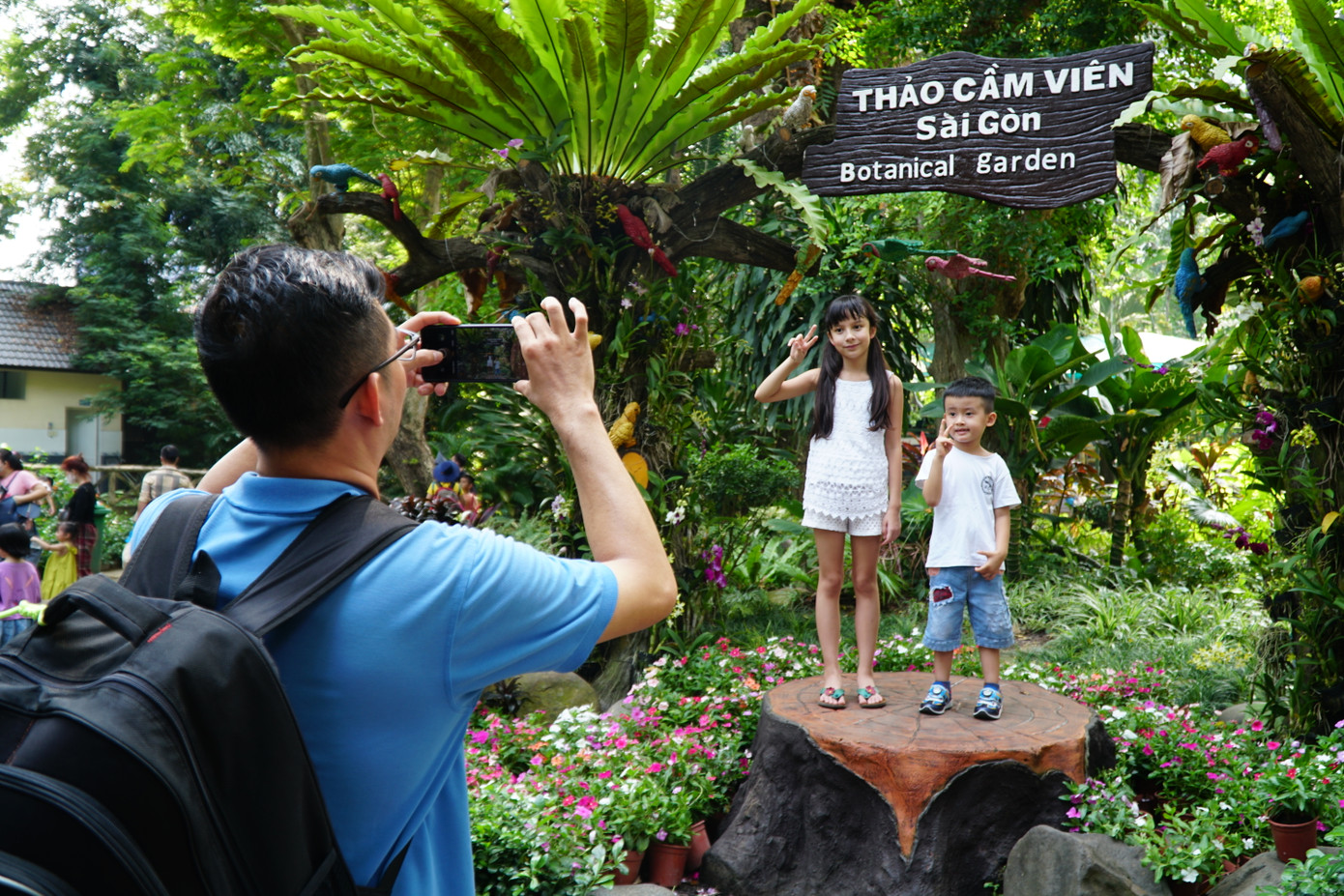 Anh Quốc Thái (quận 5) tranh thủ chụp hình cho 2 con. Vị khách này cho biết tranh thủ nghỉ lễ đưa con đi chơi, thăm thú cảnh vật. Các cháu rất hào hứng dù thời tiết nắng nóng và dòng người đông đúc.