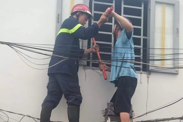 Lực lượng chức năng phá cửa vào bên trong. Lực lượng chức năng phá cửa vào bên trong.