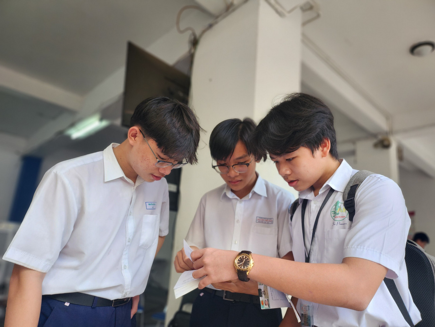 Thí sinh trước giờ vào phòng thi Thí sinh trước giờ vào phòng thi