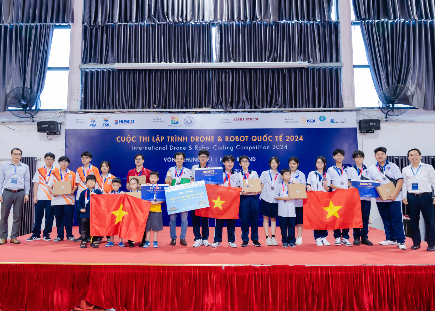 Các đội thi vui mừng nhận giải. Ảnh: BTC