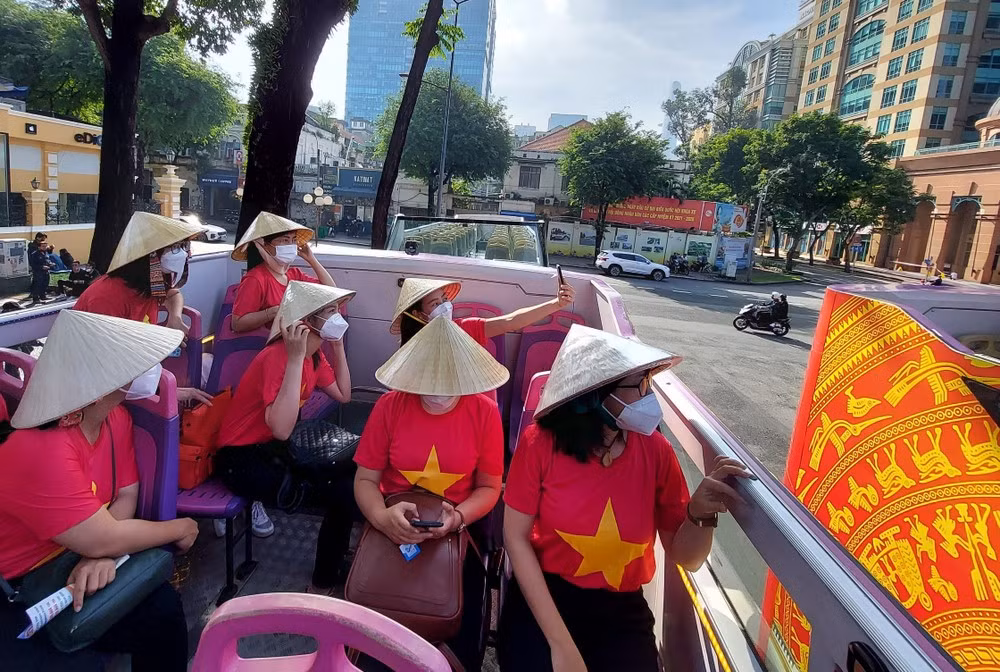 Du khách trên xe buýt 2 tầng tại TPHCM
