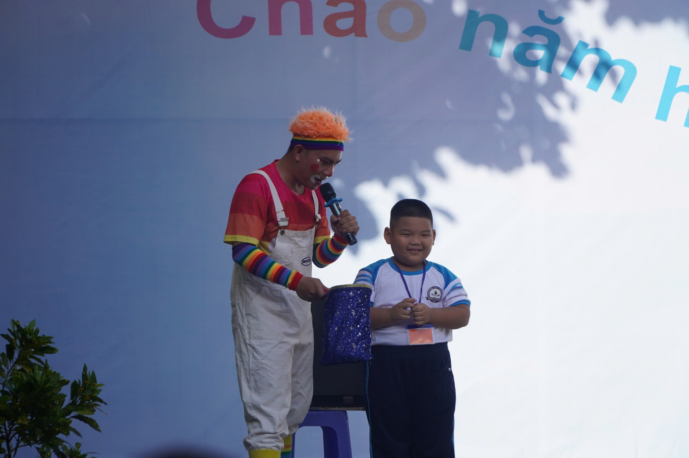 Nhiều học sinh hào hứng khi được xem biểu diễn xiếc trong ngày đầu đến trường. Học sinh lớp 1 cũng được nhận những món quà xinh xắn và những lời động viên từ giáo viên chủ nhiệm.