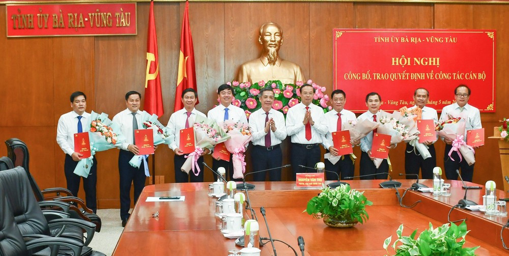 Lãnh đạo tỉnh Bà Rịa - Vũng Tàu trao quyết định và tặng hoa chúc mừng các cán bộ chủ chốt được điều động, bổ nhiệm. Lãnh đạo tỉnh Bà Rịa - Vũng Tàu trao quyết định và tặng hoa chúc mừng các cán bộ chủ chốt được điều động, bổ nhiệm.