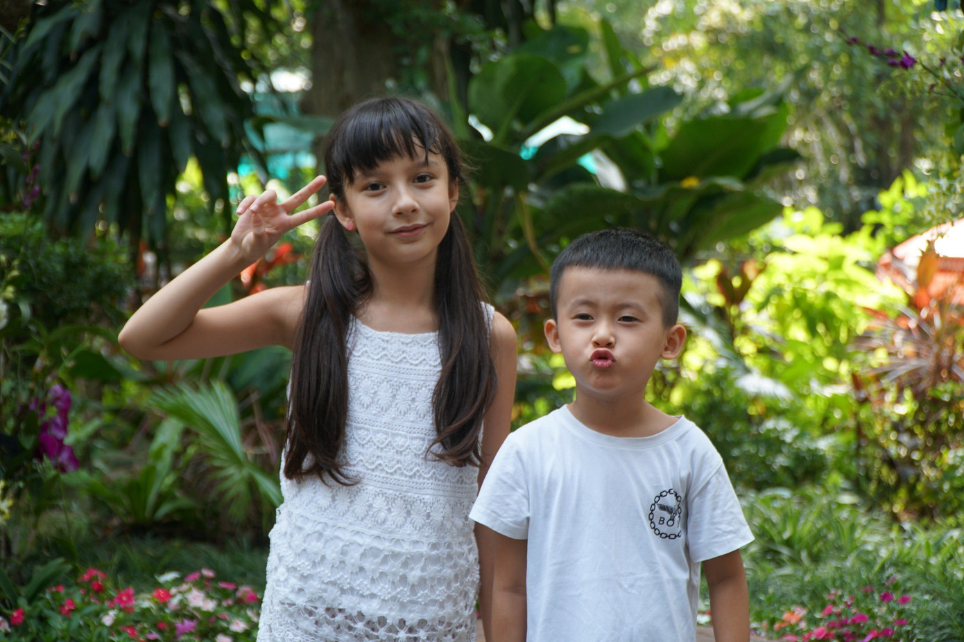 Hai con của anh Thái vui vẻ tạo dáng khi tham quan Thảo Cầm Viên