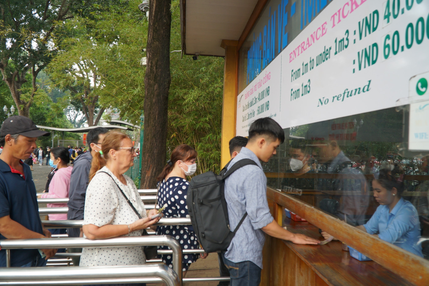 Khu vực soát vé tại Thảo Cầm Viên sáng nay tấp nập du khách xếp hàng chờ mua vé, đông nhưng không xảy ra cảnh chen lấn