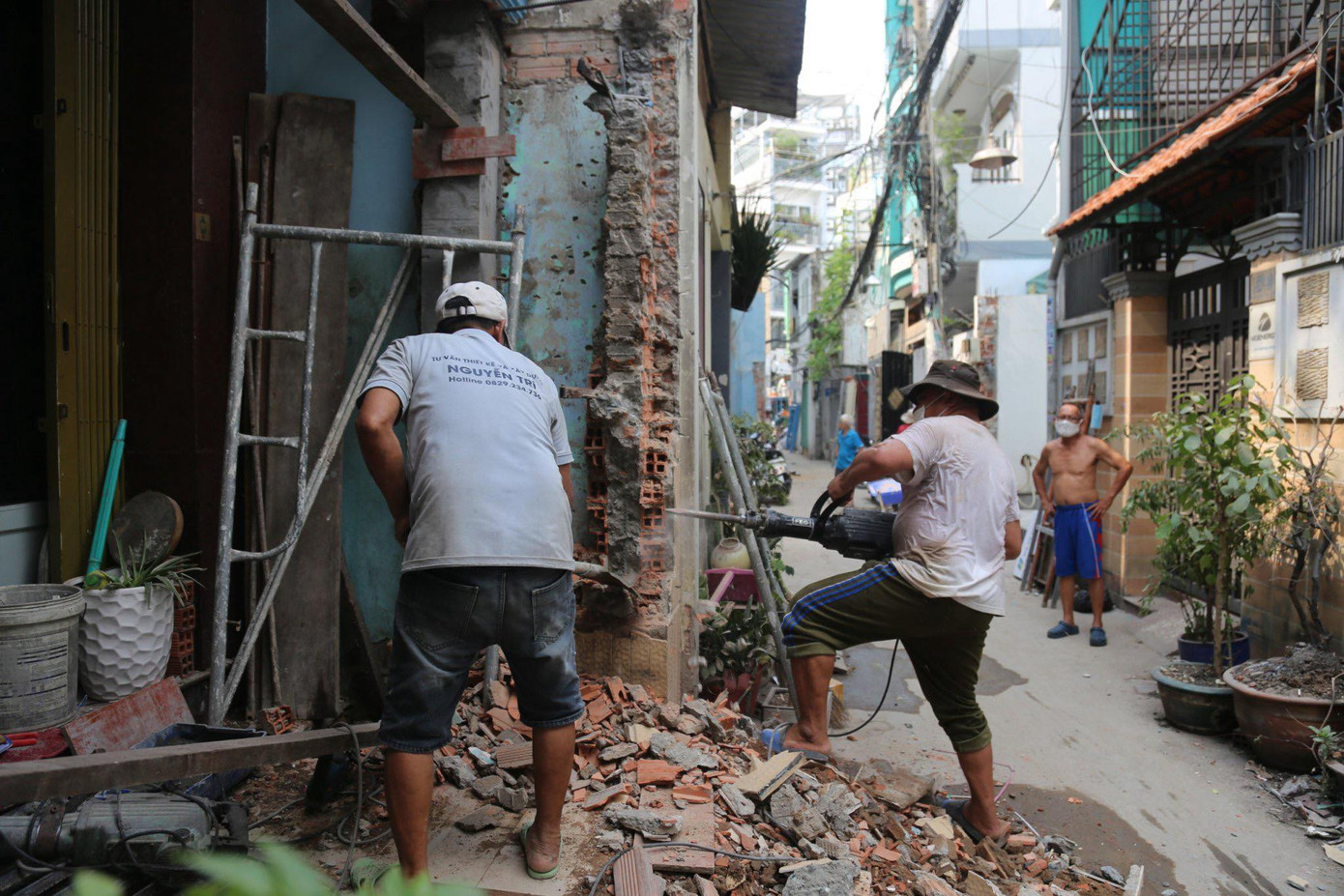 Đại diện chính quyền địa phương cho biết việc vận động tất cả hộ dân trong hẻm cùng đồng thuận hiến đất không hề dễ dàng. Chính quyền địa phương phải vận động mạnh thường quân, các nguồn hỗ trợ khác để chia sẻ khó khăn cùng người dân.