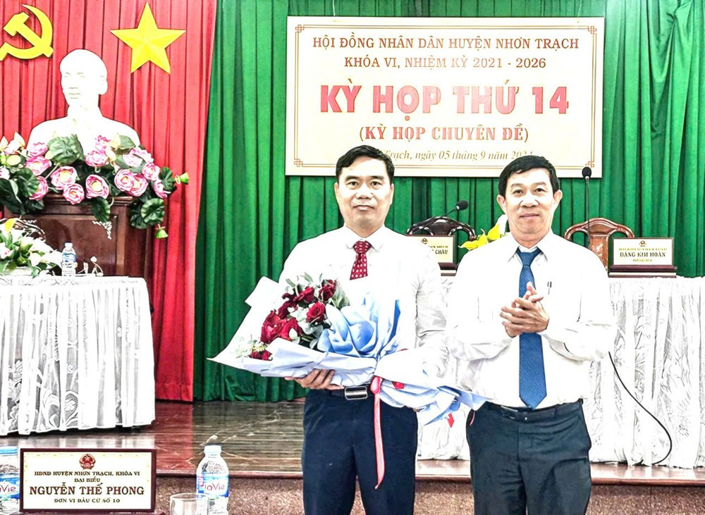 Ông Nguyễn Thế Phong (trái) nhận hoa chúc mừng Ông Nguyễn Thế Phong (trái) nhận hoa chúc mừng