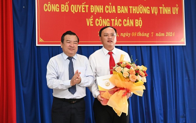 Phó Bí thư Thường trực Tỉnh uỷ Phạm Hùng Thái tặng hoa chúc mừng ông Nguyễn Tuấn Khanh. Phó Bí thư Thường trực Tỉnh uỷ Phạm Hùng Thái tặng hoa chúc mừng ông Nguyễn Tuấn Khanh.