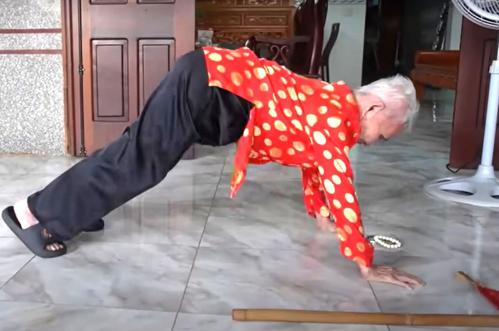 Dù đã 102 tuổi song cụ Kết vẫn có thể hít đất mỗi ngày Dù đã 102 tuổi song cụ Kết vẫn có thể hít đất mỗi ngày