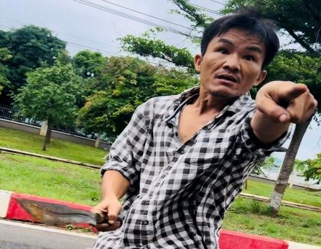 Đối tượng Bảo dùng hung khí đe dọa lực lượng làm nhiệm vụ Đối tượng Bảo dùng hung khí đe dọa lực lượng làm nhiệm vụ