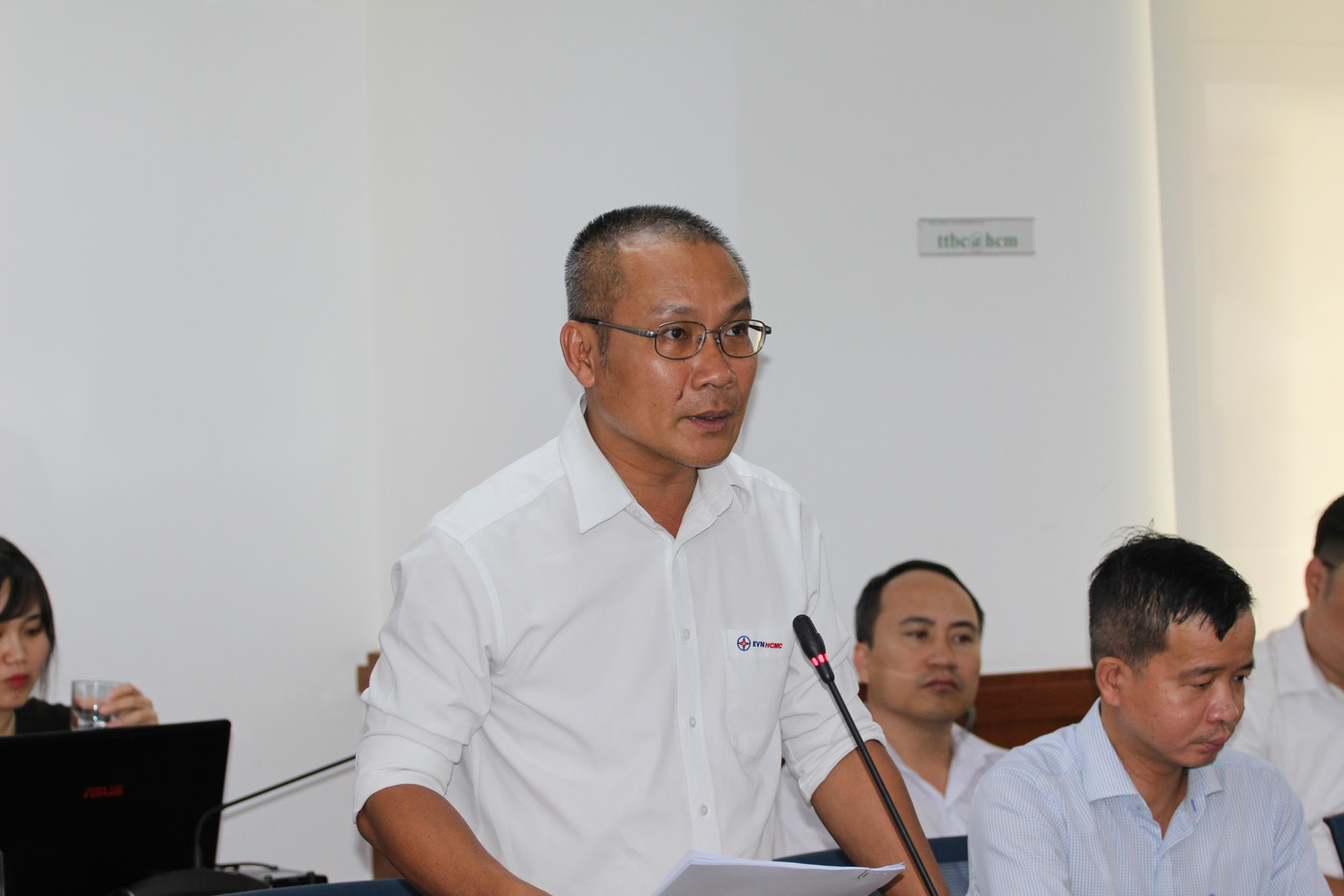 Ông Bùi Trung Kiên - Phó Tổng Giám đốc Tổng công ty Điện lực TPHCM trả lời tại họp báo. Ảnh: Thành Nhân.