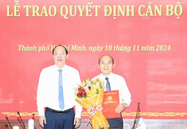 Phó Bí thư Thường trực Thành ủy TPHCM Nguyễn Hồ Hải trao quyết định cho ông Trần Văn Bảy. Ảnh: Ngô Tùng Phó Bí thư Thường trực Thành ủy TPHCM Nguyễn Hồ Hải trao quyết định cho ông Trần Văn Bảy. Ảnh: Ngô Tùng