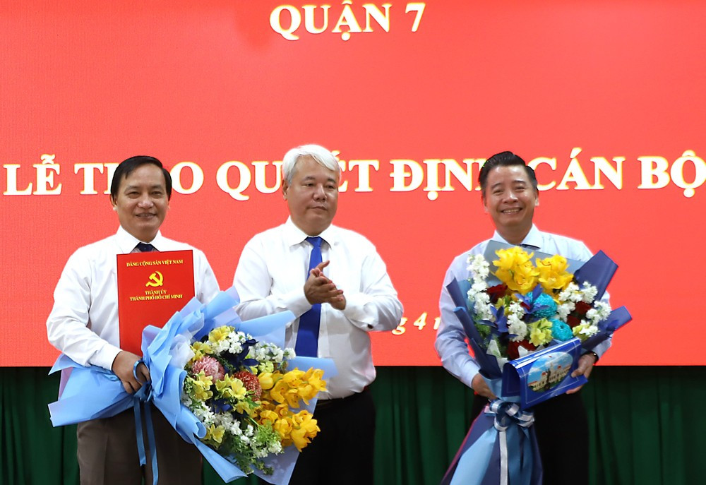 Bí thư Quận ủy quận 7 Võ Khắc Thái trao quyết định cho hai cán bộ lãnh đạo quận. Ảnh: SGGP Bí thư Quận ủy quận 7 Võ Khắc Thái trao quyết định cho hai cán bộ lãnh đạo quận. Ảnh: SGGP