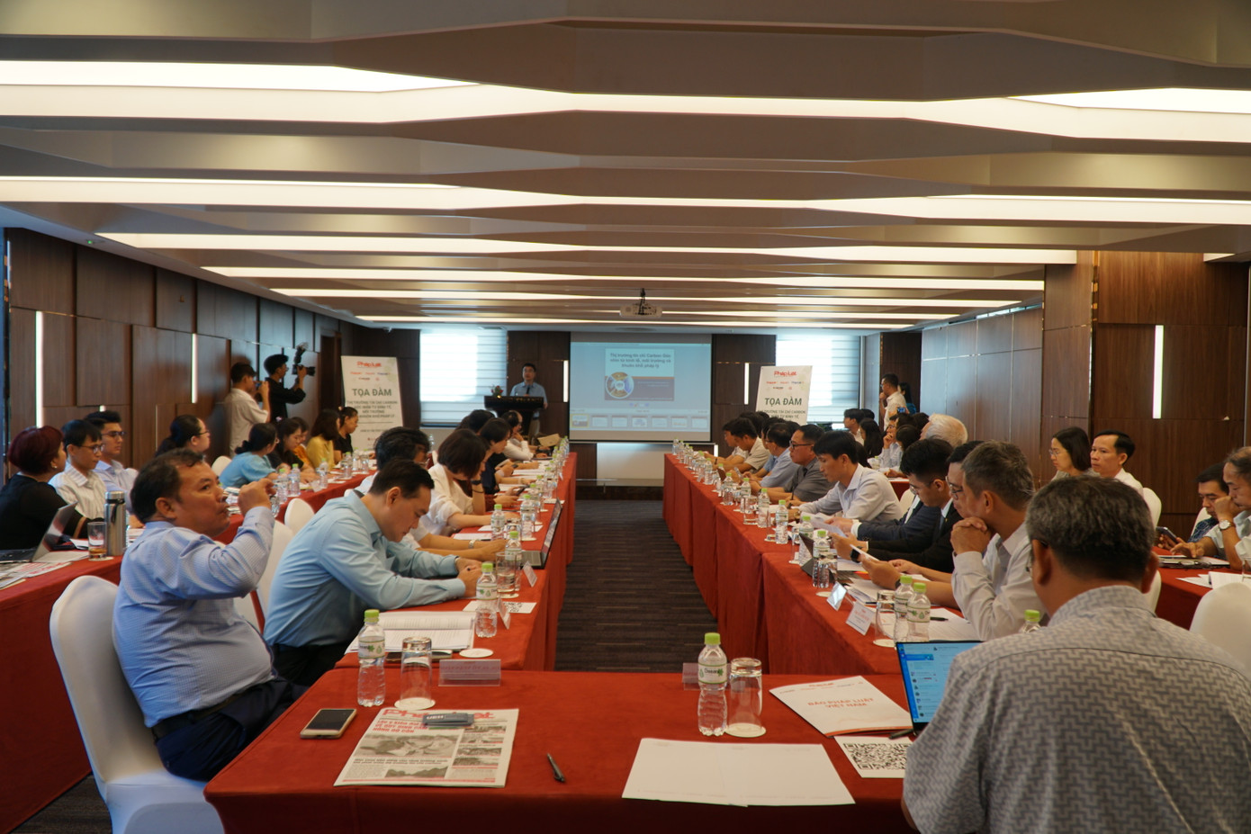 Toàn cảnh hội thảo “Thị trường tín chỉ carbon: Góc nhìn từ kinh tế, môi trường và khuôn khổ pháp lý”. Ảnh: Nhàn Lê.