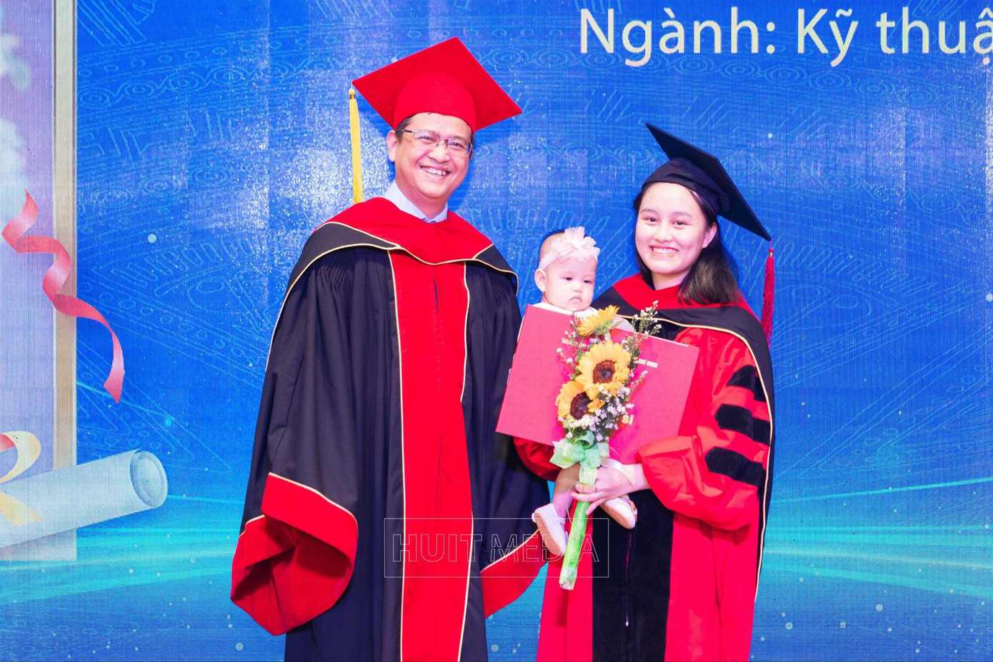 TS. Thái Doãn Thanh - Phó Hiệu trưởng Trường ĐH Công Thương TPHCM trao bằng cho tân thạc sĩ Nguyễn Thị Tú Uyên. Ảnh: NVCC