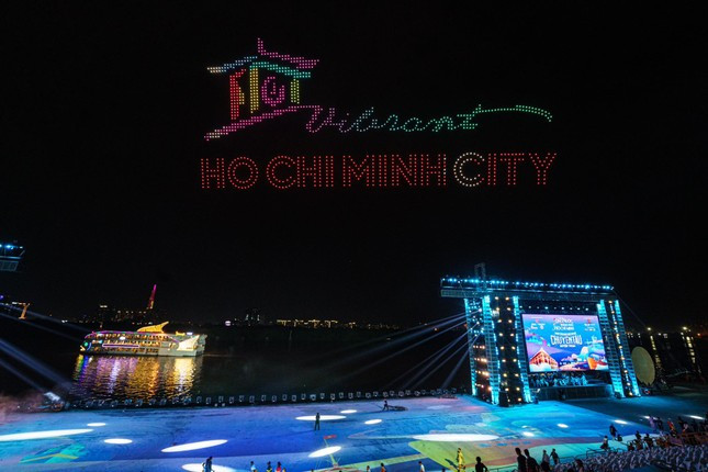 Drone với biểu tượng chợ Bến Thành vào đêm khai mạc lễ hội Sông nước TPHCM. Ảnh: Duy Anh