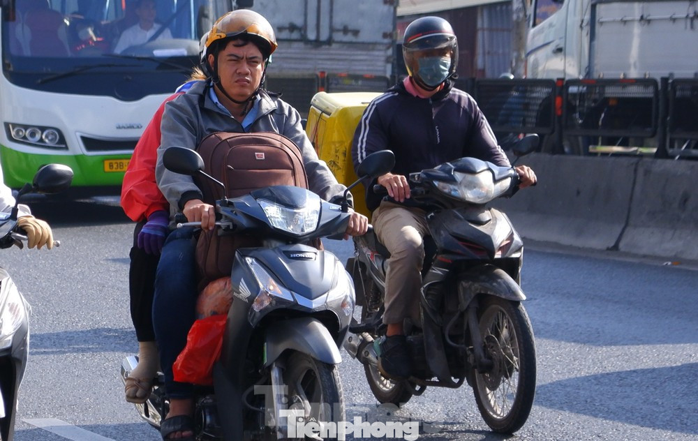 Người dân TPHCM đội nắng về quê trong kỳ nghỉ 30/4 - 1/5. Ảnh: Hữu Huy