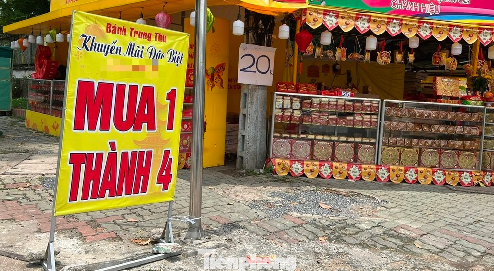 Một quầy bánh trung thu vỉa hè treo bảng mua 1 thành 4