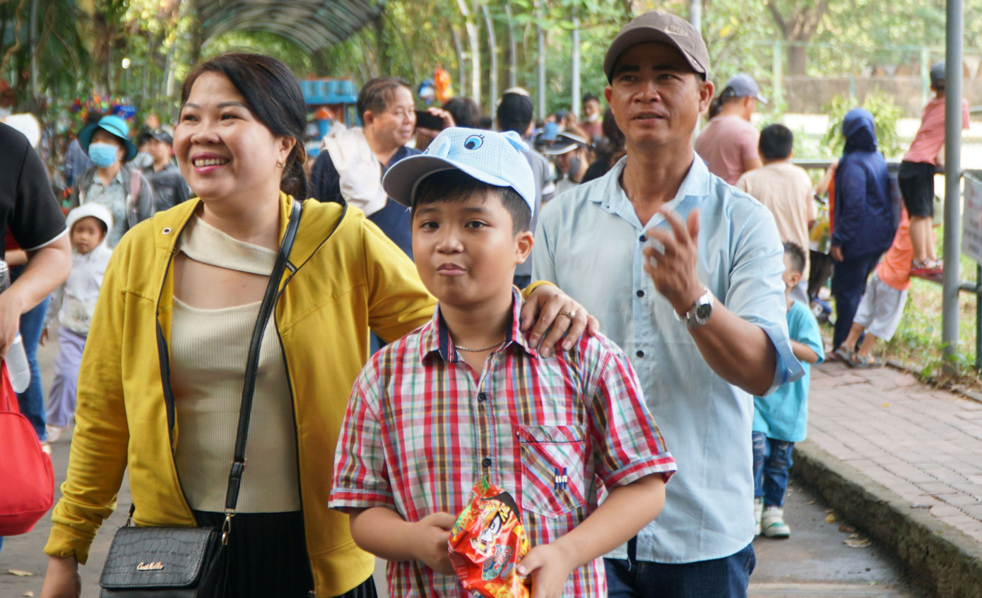 Dưới thời tiết nóng bức, nhiều gia đình, bạn trẻ mang theo lều trại, quạt tích điện để vui chơi cả ngày tại Thảo Cầm Viên