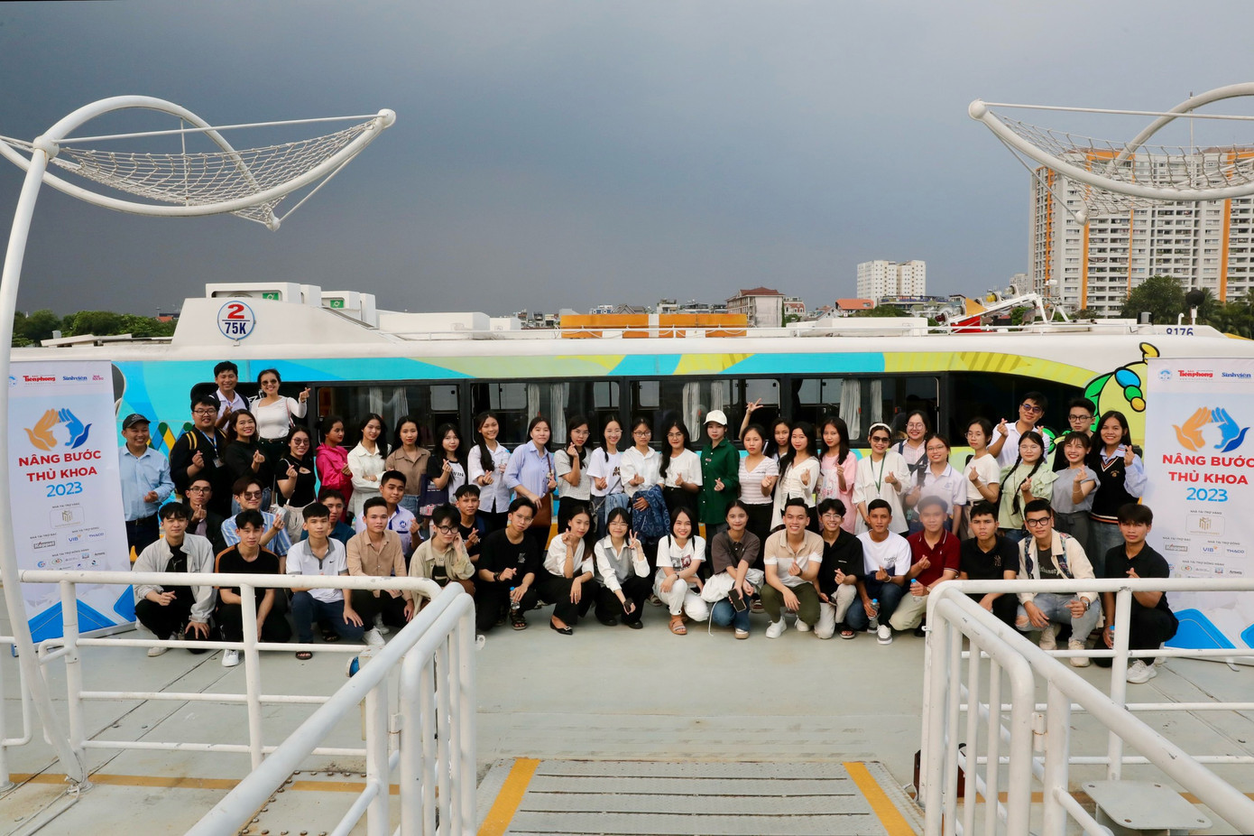 Ngày mai (9/1), lễ trao học bổng được tổ chức trực tuyến tại hai đầu cầu là Hà Nội và TPHCM. Ban tổ chức sẽ trao 55 suất học bổng cho sinh viên các trường đại học từ Quảng Bình trở ra và 65 suất cho sinh viên các trường đại học từ Huế trở vào. Ngày mai (9/1), lễ trao học bổng được tổ chức trực tuyến tại hai đầu cầu là Hà Nội và TPHCM. Ban tổ chức sẽ trao 55 suất học bổng cho sinh viên các trường đại học từ Quảng Bình trở ra và 65 suất cho sinh viên các trường đại học từ Huế trở vào.