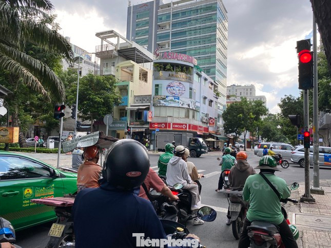 Giao lộ Nguyễn Đình Chiểu - Trương Định (quận 3) đang thí điểm bỏ đếm giây trên đèn tín hiệu giao thông. Ảnh: Hữu Huy Giao lộ Nguyễn Đình Chiểu - Trương Định (quận 3) đang thí điểm bỏ đếm giây trên đèn tín hiệu giao thông. Ảnh: Hữu Huy
