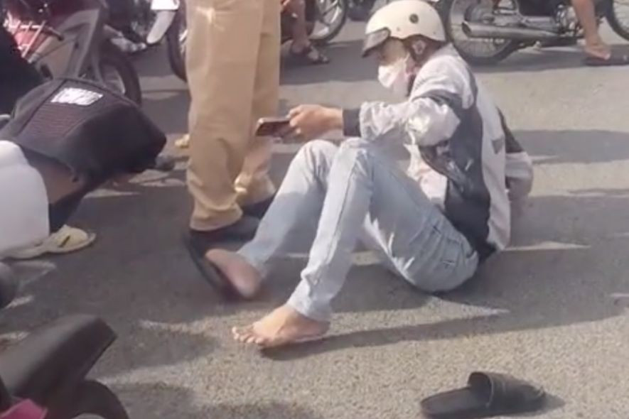 Nam thanh niên liên quan đến sự việc ngồi trên quốc lộ 1. Ảnh cắt từ clip Nam thanh niên liên quan đến sự việc ngồi trên quốc lộ 1. Ảnh cắt từ clip