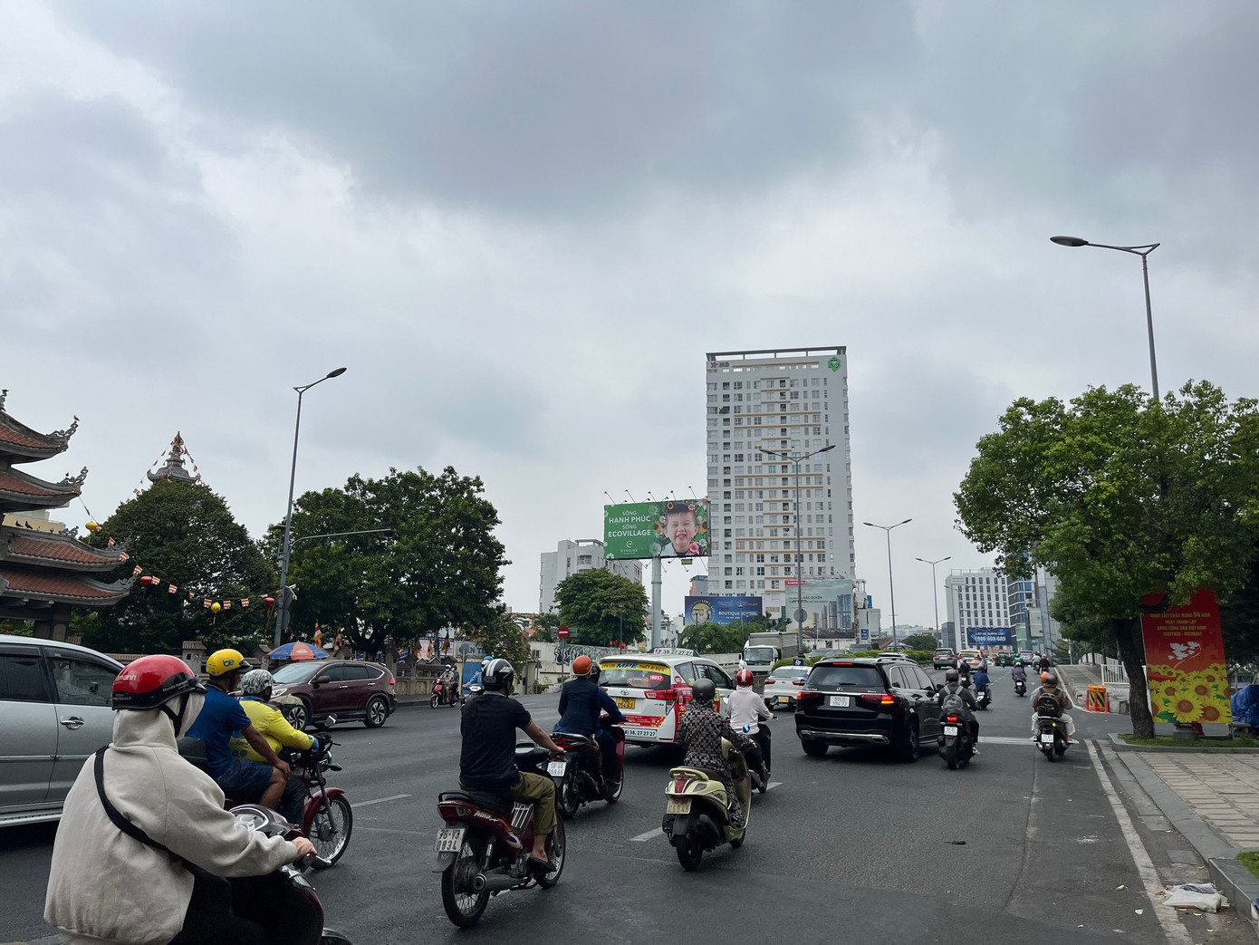 TPHCM có thể đón mưa rào sau chuỗi ngày nắng nóng gay gắt. Ảnh: Nhàn Lê