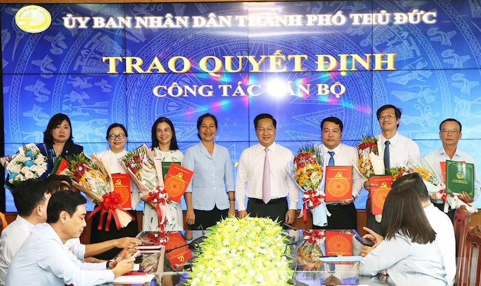 Chủ tịch UBND TP Thủ Đức Hoàng Tùng (thứ tư từ phải qua) trao quyết định cho các cán bộ lãnh đạo. Ảnh: Thành ủy TPHCM Chủ tịch UBND TP Thủ Đức Hoàng Tùng (thứ tư từ phải qua) trao quyết định cho các cán bộ lãnh đạo. Ảnh: Thành ủy TPHCM