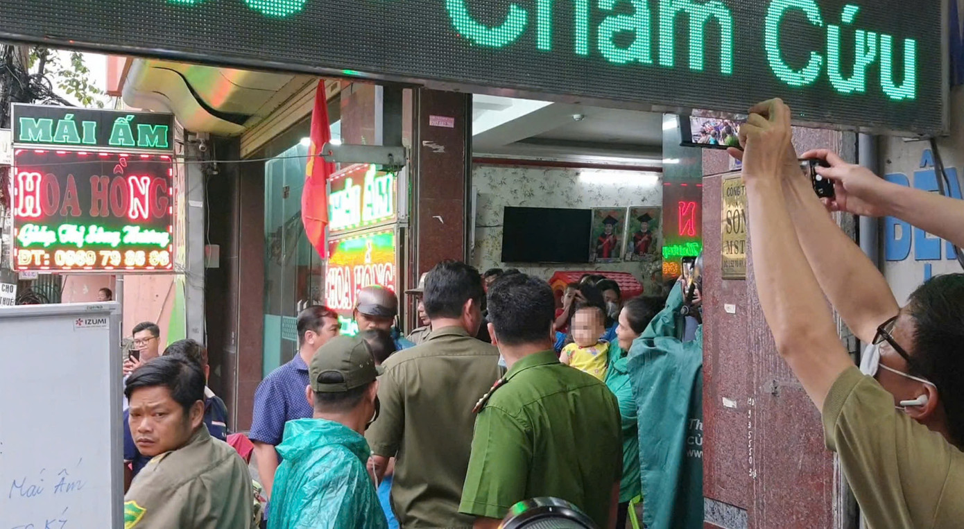 Lực lượng chức năng đã đưa tất cả trẻ em tại mái ấm Hoa Hồng về 3 cơ sở bảo trợ xã hội trên địa bàn TPHCM để chăm sóc, nuôi dưỡng. Ảnh: Hoàng Thuận. Lực lượng chức năng đã đưa tất cả trẻ em tại mái ấm Hoa Hồng về 3 cơ sở bảo trợ xã hội trên địa bàn TPHCM để chăm sóc, nuôi dưỡng. Ảnh: Hoàng Thuận.