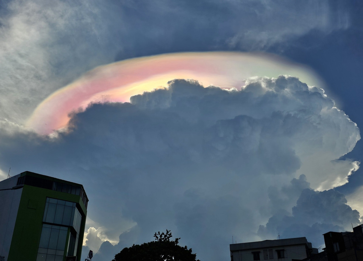 Cận cảnh mây ngũ sắc trên bầu trời. Ảnh: Ngô Tùng Cận cảnh mây ngũ sắc trên bầu trời. Ảnh: Ngô Tùng