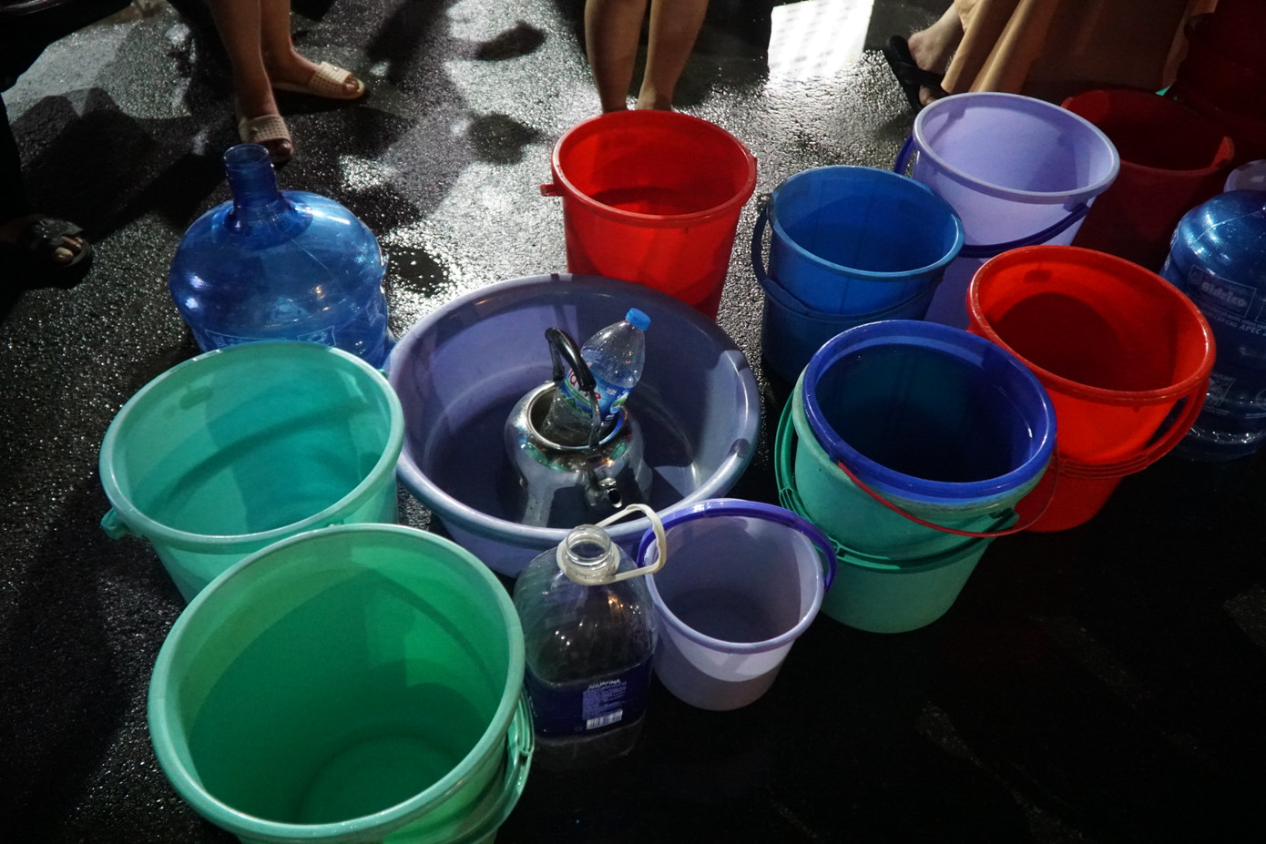 Xô chậu và bình nước được người dân chuẩn bị, chờ xe bồn đến cung cấp nước. Xô chậu và bình nước được người dân chuẩn bị, chờ xe bồn đến cung cấp nước.