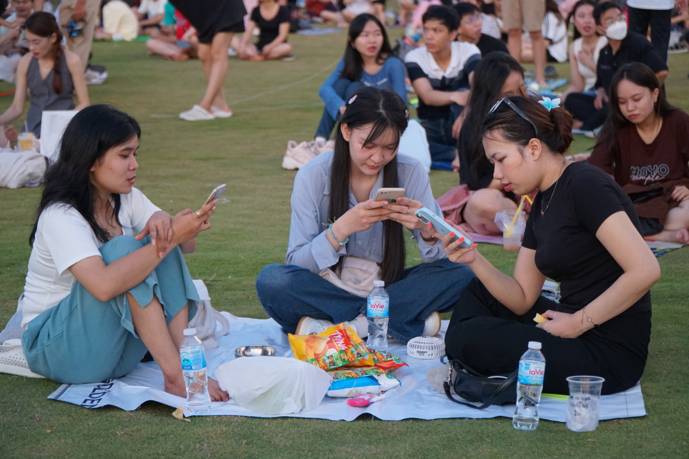 "Xem nhiều video giới thiệu về địa điểm này, hôm nay tranh thủ ngày nghỉ lễ nên tôi tới đây vui chơi. Không gian mát mẻ khiến tôi cảm thấy dễ thở hơn ở nhà hay ngồi máy lạnh ở quán cà phê", Thanh Ngọc (28 tuổi, ngụ TP Thủ Đức) bày tỏ.